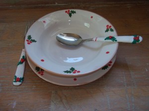 Karácsonyi tányér hozzáillő evőeszközzel. Tányér 1400.-Ft/db; evőeszköz 1000.-Ft/db. Több darab esetén kedvezmény!