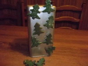 Fenyőfa hűtőmágnes, fényes zöld mázas, havas és nem havas kivitelben