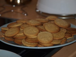 Boglárka kekszei. A kamillás mintát saját ötlete alapján valósítottam meg, szerintem nagyon mutatós.