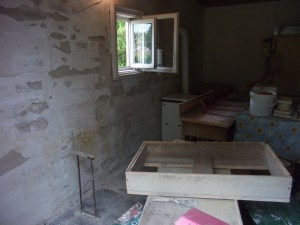 Amikor már kellően nagy felületen és mennyiségben omlott le a vakolat ahhoz, hogy pánikba essünk, szóljunk édesapánknak...:D