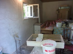 ...szerinte ezt már csak ő tudja helyrehozni, hiába tiltakozunk magabiztosan. Segítségéért természetesen nagyon hálásak vagyunk, de azért titokban továbbra is biztos vagyok benne, hogy nekem is ment volna. 