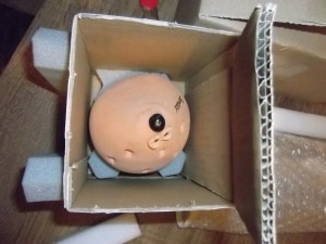 A távtartókból kialakított kis "fészekbe" biztonságosan illeszkedik a süni feneke. Köré még selyempapír, újságpapír, buborékos fólia és/vagy hungarocell golyók kerülnek kitöltőanyagként.