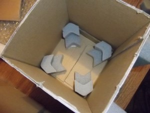 Szivacsszerű, de annál kissé keményebb, könnyen vágható anyagot használtunk a távtartók beépítéséhez. Eredetileg autóalkatrészek csomagolóanyaga volt.