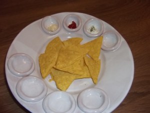 Nachos tál. Tortilla chips és mártogatók.