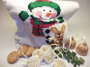 ...mondjuk karácsonyi díszek lapulnak.