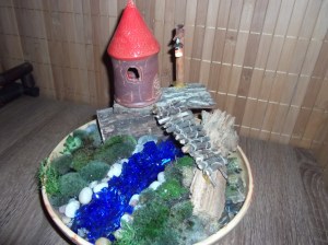 Élő mohával. Alul virágföld van, néha öntözgetni kell.