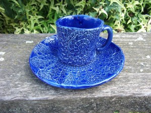 Bögre és tányér csipkelenyomatos lapból